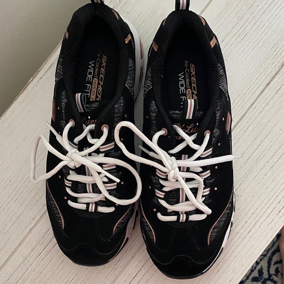 Skechers Black and White Athletic Shoes wide fit - Picture 3 of 7